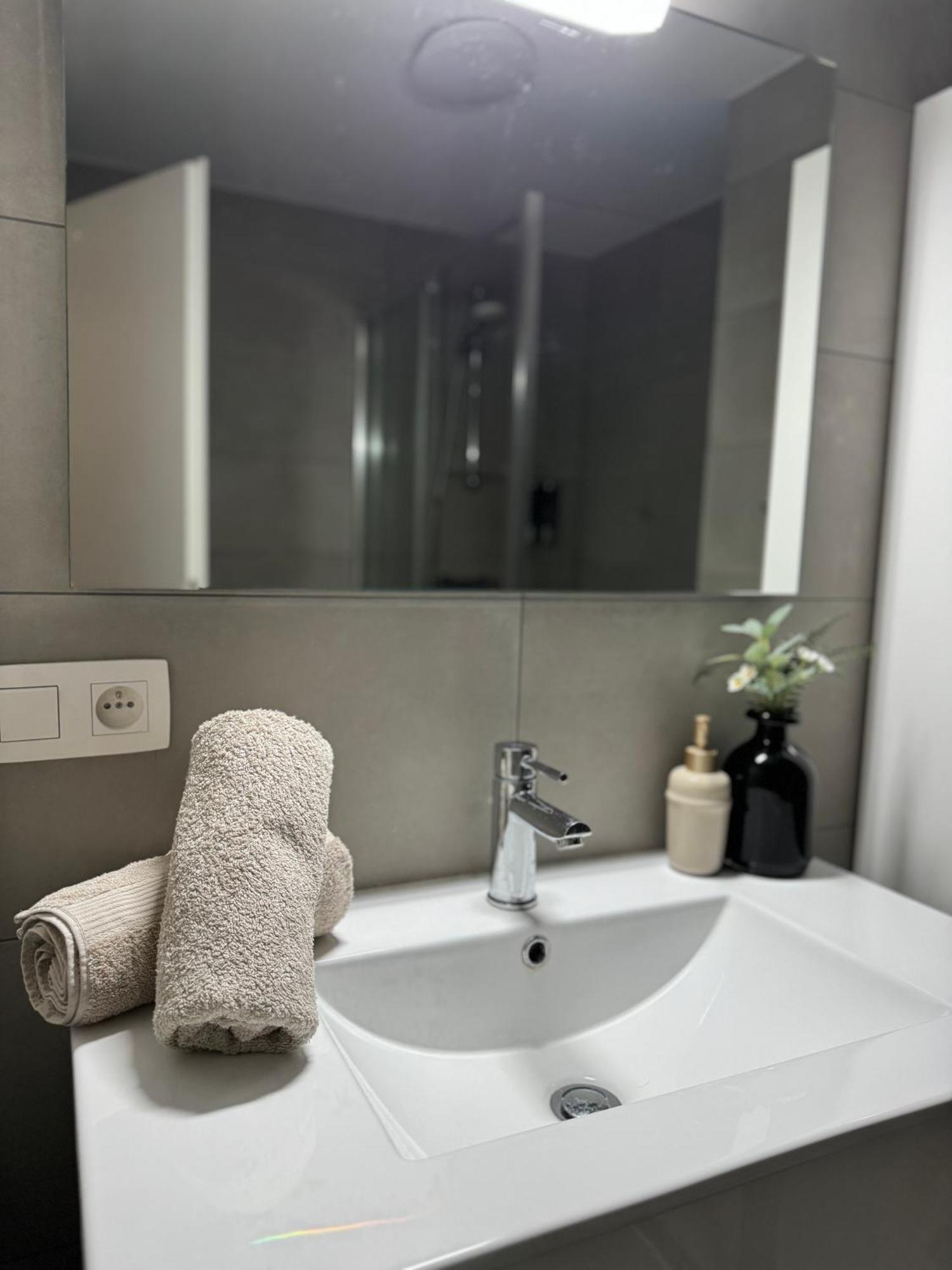 Liege Luxe & Jacuzzi Sous Les Etoiles Lägenhet Saint-Nicolas  Exteriör bild